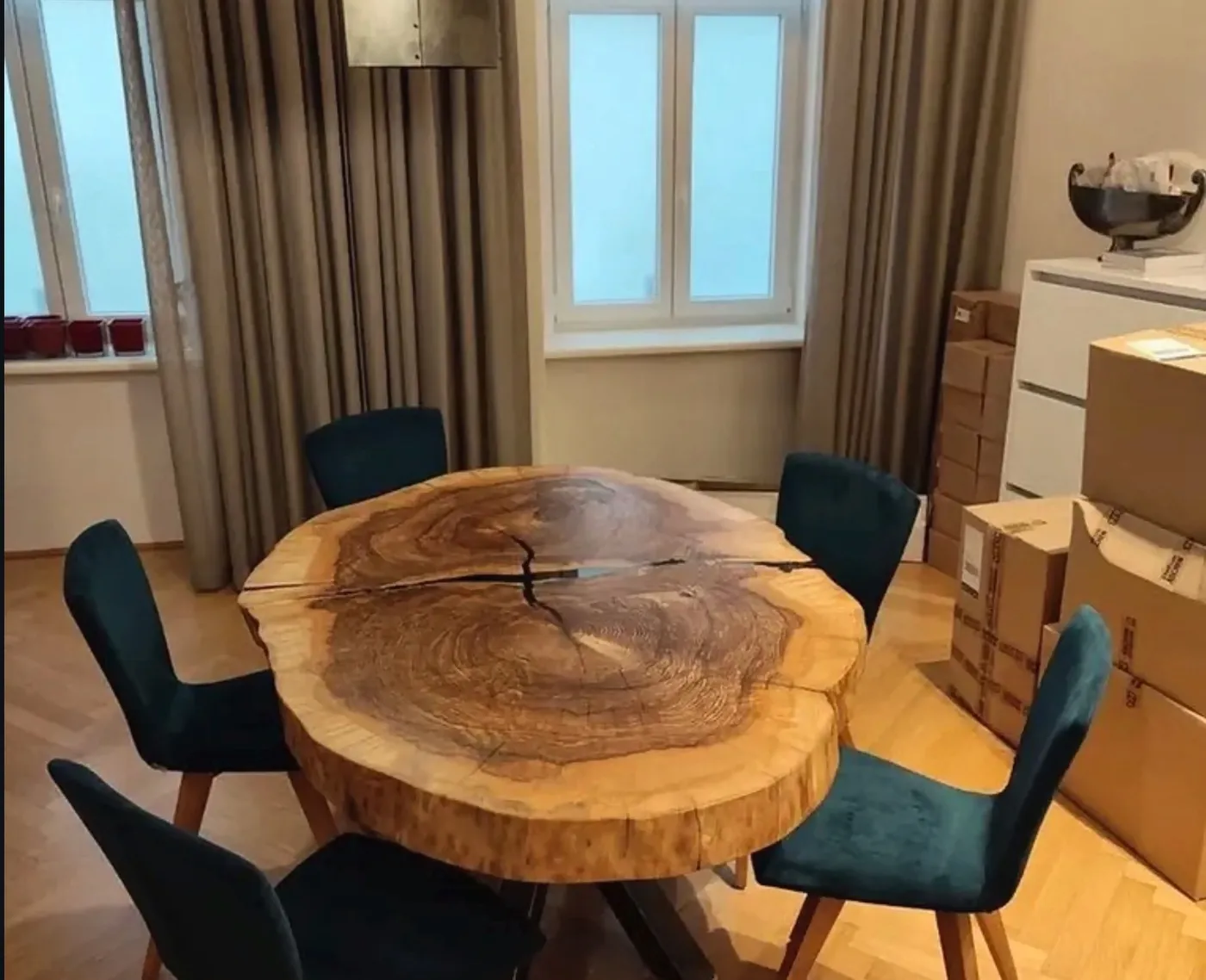 Mesa de jantar com tampo de tora de madeira natural, veios escuros e bordas orgânicas